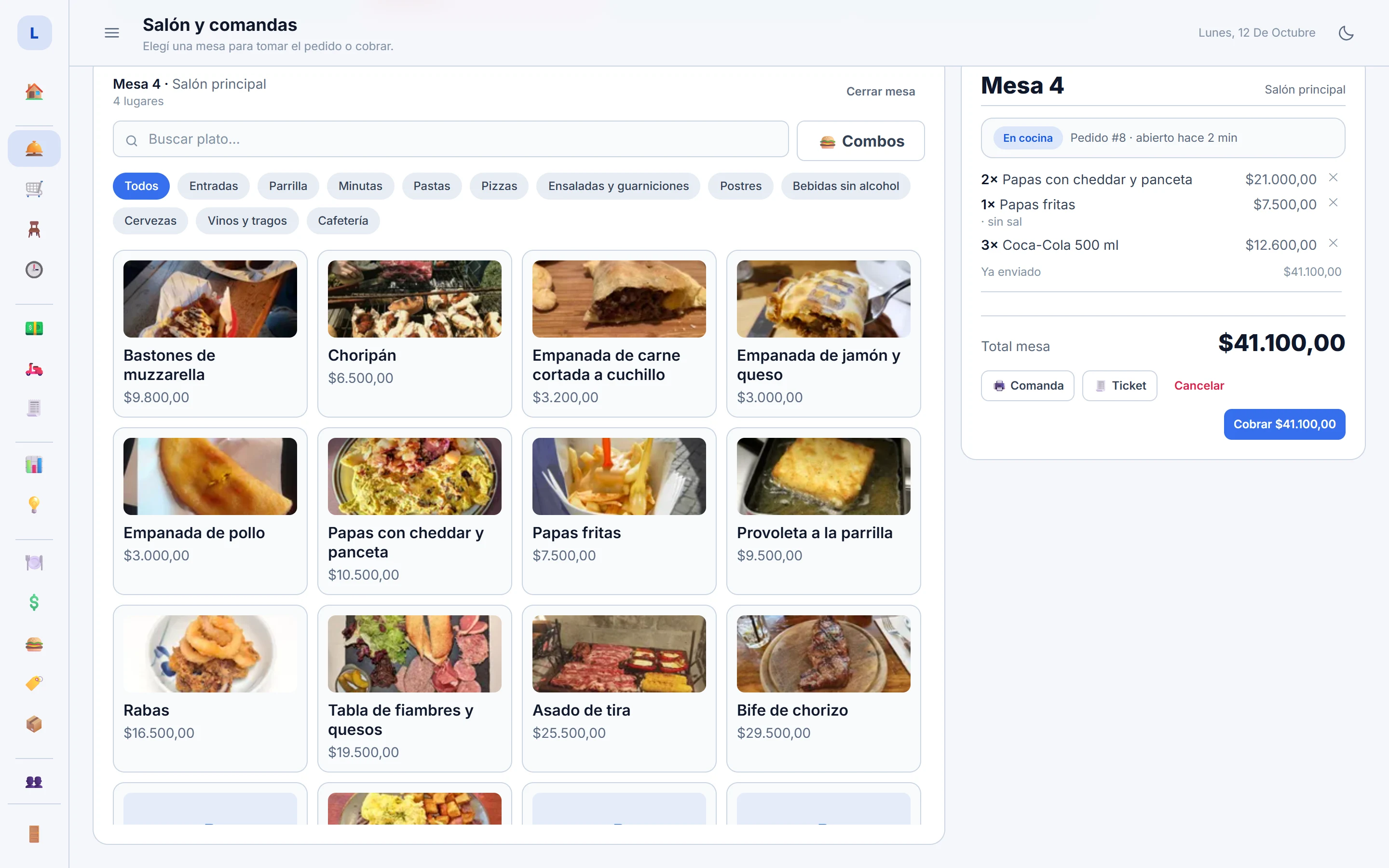 Pantalla de TiendaIA Resto tomando el pedido de la mesa 4: la carta con fotos de los platos a la izquierda y la comanda con el total a la derecha